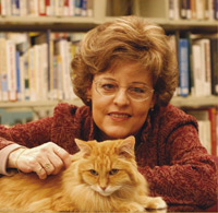 Вики Майрон с котом Дьюи